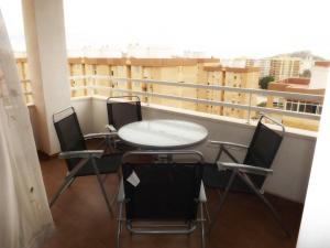 阿利坎特Apartamento Alicante的阳台配有桌椅