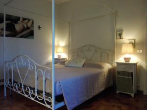 迪亚诺达尔巴Casa Badinot的一间卧室配有一张带天蓬的白色床