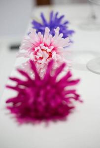 隆达Apartamento Almendra BAJO的坐在白色桌子上的紫色花
