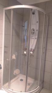 康塞普西翁Hotel con C的浴室内带玻璃淋浴间