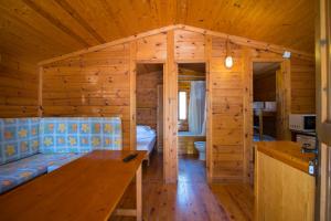 埃斯卡纳卡拉诺瓦露营酒店的小木屋配有床和书桌