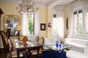 Venegono Superiore普契尼别墅度假屋的客厅配有沙发和桌子