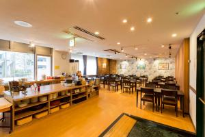 福冈百道海滨双塔酒店的餐厅内带桌椅的用餐室