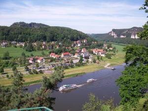 巴特尚道Ferienwohnung Zum Lilienstein的河流上小村庄的空中景观