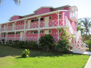 圣安德烈斯Sitio exclusivo y tranquilo的粉红色的白色小屋