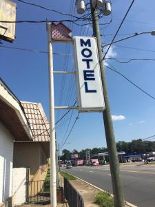 玛丽安娜Best Value Inn Motel Sandusky的商店前的柱子上的标志