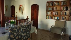 瓜鲁柳斯索格纳勒斯宾馆的用餐室配有桌椅和书架