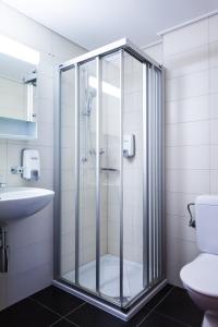 锡永卡斯特尔酒店 的一个带水槽的玻璃淋浴间