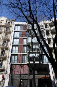 巴塞罗那伊斯帕布劳思公寓的城市街道上一座高大的建筑,窗户