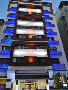 代尼兹利纳帕酒店的一座高大的建筑,上面有蓝色的灯光