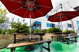 首尔明洞休闲酒店的天井上设有两张野餐桌和两把遮阳伞