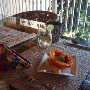 科纳海勒华拉来住宿加早餐旅馆的桌上的水果盘,玻璃杯