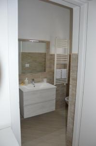 马萨夫拉Ancora Una Volta的白色的浴室设有水槽和镜子