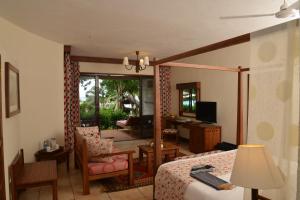 迪亚尼海滩保巴博温泉海滩度假酒店的一间卧室设有一张床和一间客厅。