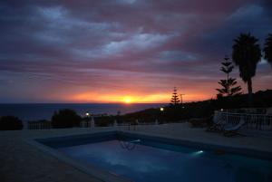 Rizá阿莱克斯别墅公寓的海洋上的日落,带游泳池