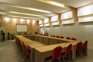 唐山锦江之星唐山大学道酒店的一间会议室,配有桌椅和屏幕