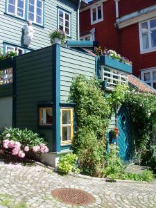 卑尔根安娜海兰斯住宿加早餐旅馆的上面有植物的小房子