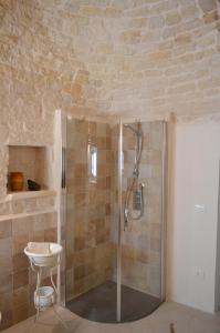 马丁纳弗兰卡Masseria Faraone的带淋浴、水槽和卫生间的浴室