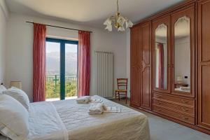 Poggio PicenzeAgriturismo Statale 17的一间卧室设有一张大床和一个大窗户