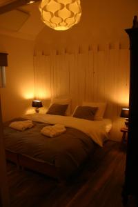 Linter佩勒多度假屋的一间卧室配有一张大床和光线