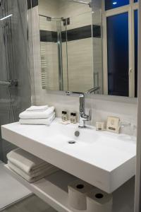 Fourmies马里埃尔城堡酒店的浴室设有白色水槽和镜子
