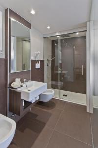 圣焦万尼因菲奥雷比夫拉Spa度假酒店的一间带两个盥洗盆和淋浴的浴室