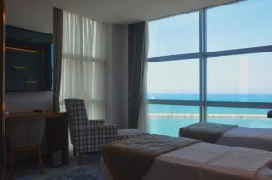 萨姆松全景达姆拉酒店的酒店客房设有两张床,享有海景。