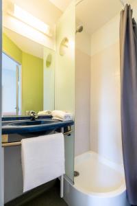 沙泰勒罗宜必思沙泰勒罗北经济酒店的一间带水槽和淋浴的浴室