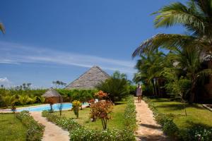 Sheba Cottages - Diani Beach外面的花园