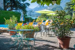 塔卢瓦尔杜拉克酒店的一个带桌椅、植物和遮阳伞的庭院