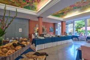 塔卢瓦尔杜拉克酒店的面包店,带面包篮的桌子