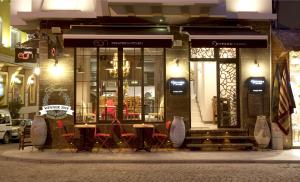 伊斯坦布尔Hypnos Design House的大楼前设有桌椅的餐厅