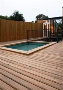 萨帕利亚尔卡萨萨帕拉尔酒店的甲板上的游泳池,设有木栅栏