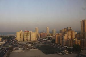 科威特Terrace Furnished Apartments Fintas 2的享有城市和高楼的景色