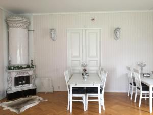 乌拉勒德Sweet Dreams B&B Ullared的白色的客房配有桌椅和壁炉