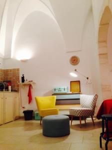 奥斯图尼L'alcova di Garibaldi的客厅配有桌子和两把椅子