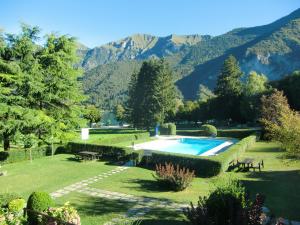 莫利纳迪莱德罗Appartamento Belvedere的花园设有游泳池和山脉。