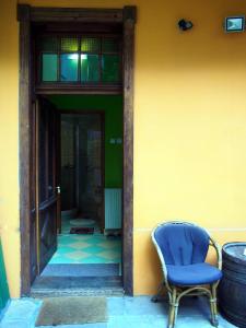 尼什埃特诺康纳克塔萨那旅馆的坐在大楼前的蓝色椅子
