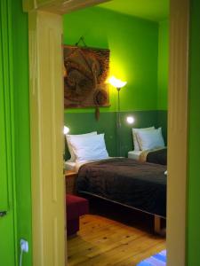 尼什埃特诺康纳克塔萨那旅馆的绿色客房 - 带两张床和一盏灯