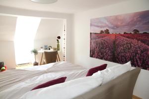 格拉茨Apartment-Joanneum的一间卧室配有一张壁画床