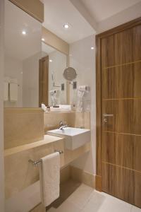 里约热内卢阿特兰蒂寇海滩酒店的一间带水槽和镜子的浴室