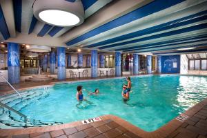 默特尔比奇珊瑚海滩度假酒店的一群人在游泳池里