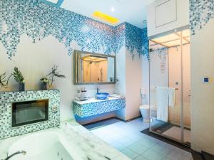 斗六市观月商务休闲旅馆的带浴缸、卫生间和镜子的浴室