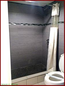 巴托巴尔图酒店的带淋浴和卫生间的浴室