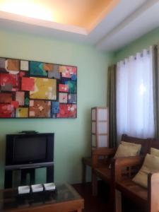 塔比拉兰戈麦斯公寓的客厅配有沙发和墙上的绘画