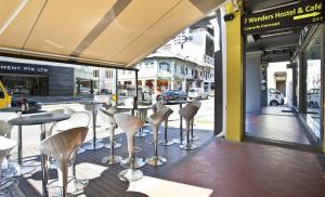 新加坡7 Wonders Boutique Capsule的人行道上设有桌椅的餐厅