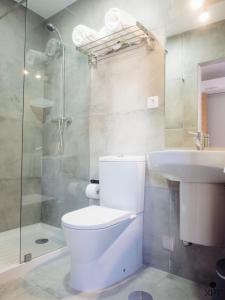 阿格达XPT Águeda - Alojamento Local的浴室配有卫生间、盥洗盆和淋浴。