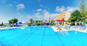 科孚镇科孚宫酒店的一个带椅子的大型游泳池和一间酒店