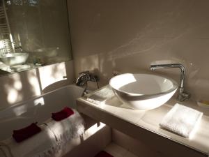 凡尔赛L'Orangerie White-Palacio的浴室配有盥洗盆和浴缸。