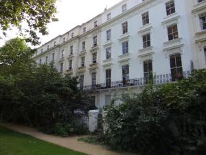 伦敦维治伍德酒店的带阳台的大型白色建筑
